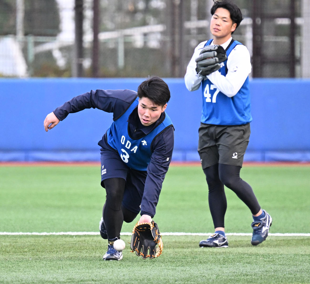 DeNAの新人合同自主トレでノックを受けるドラフト1位の小田。右はドラフト4位の片山（撮影・千葉一成）