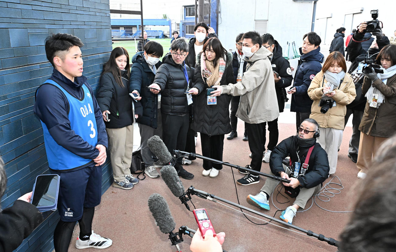 DeNAの新人合同自主トレで報道陣の取材に応えるドラフト1位の小田（撮影・千葉一成）