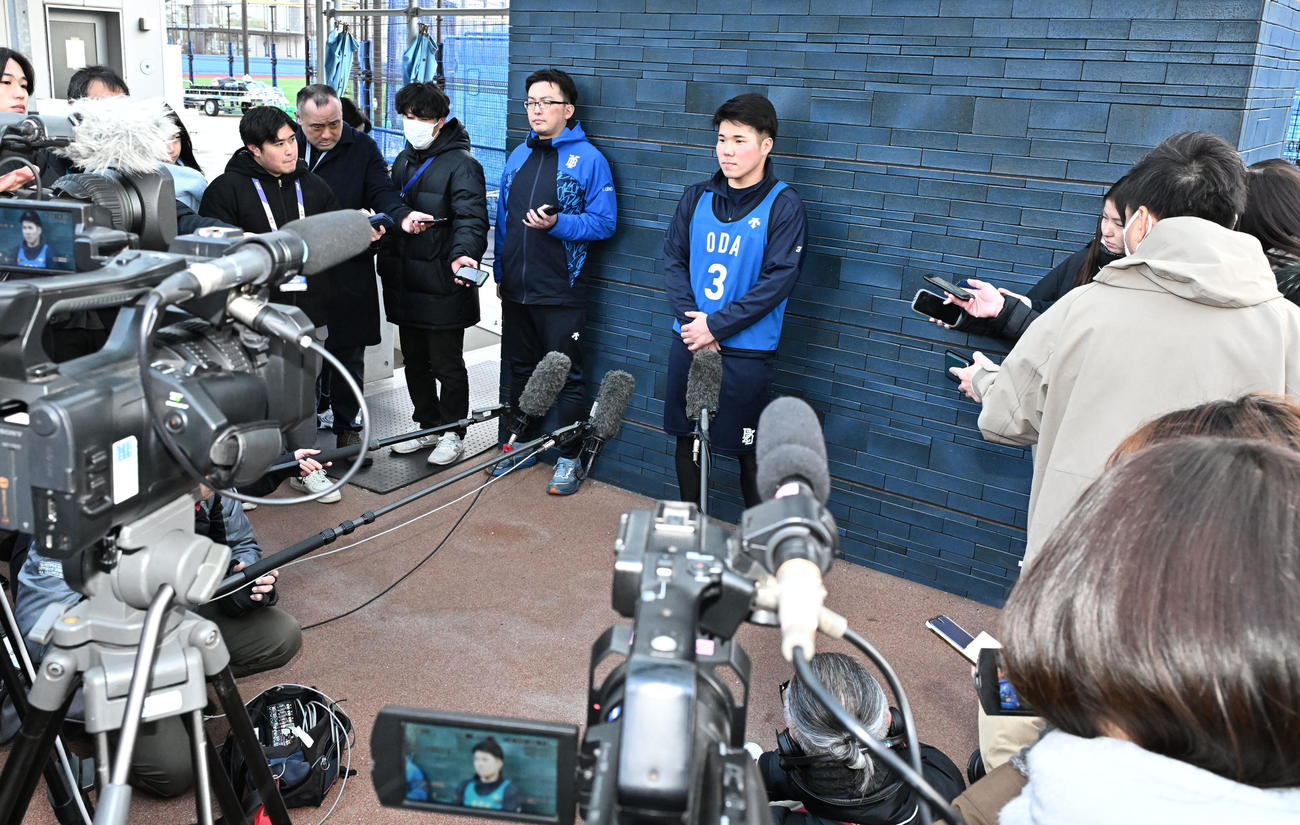 DeNAの新人合同自主トレで報道陣の取材に応えるドラフト1位の小田（中央）（撮影・千葉一成）