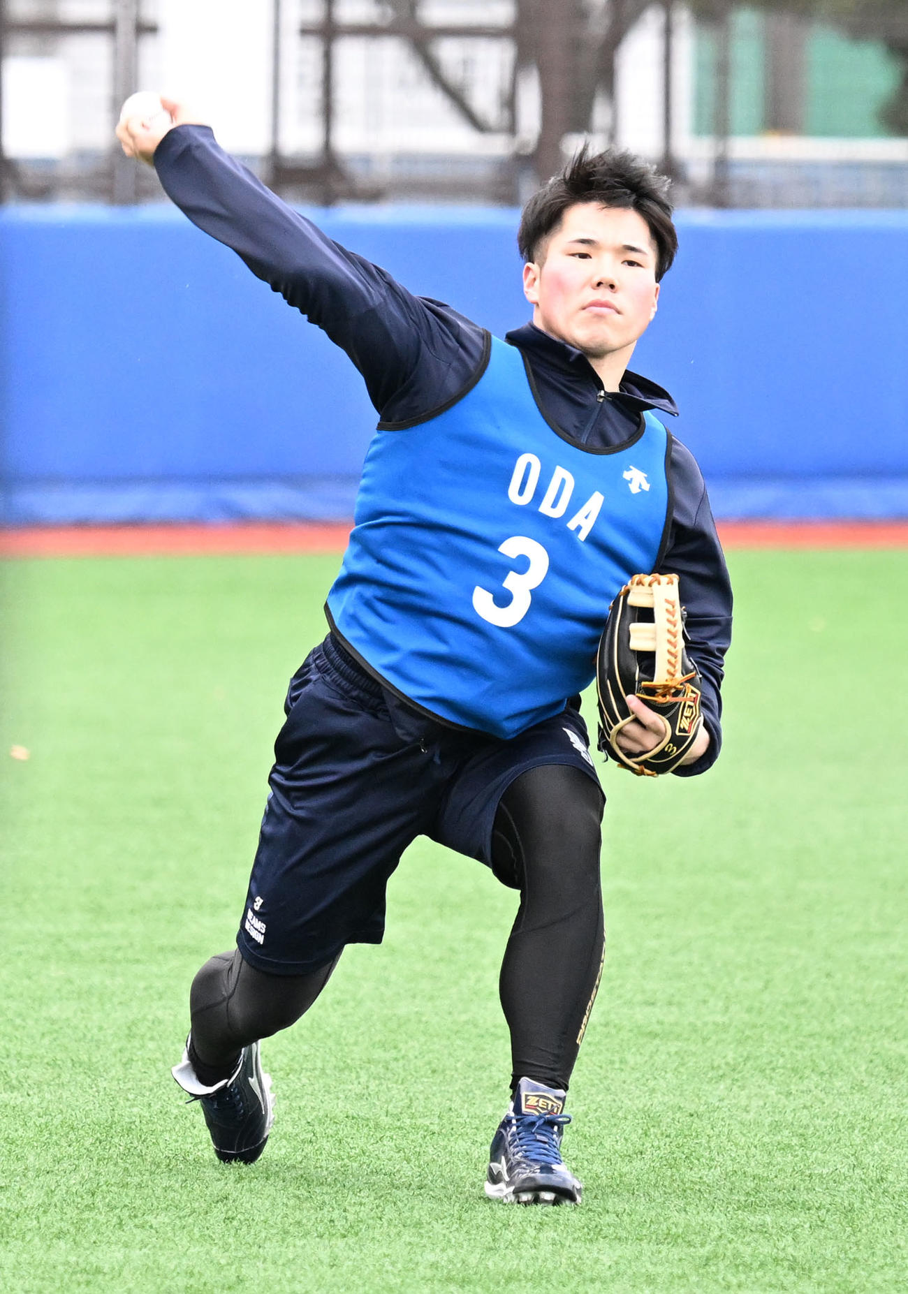 DeNAの新人合同自主トレでキャッチボールするドラフト1位の小田（撮影・千葉一成）