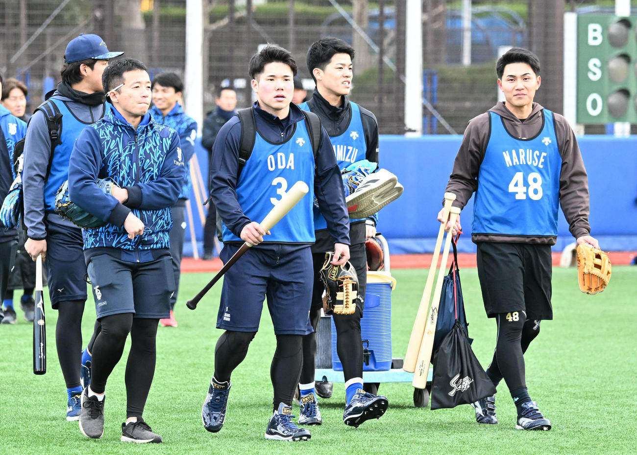 DeNAの新人合同自主トレに臨むドラフト1位の小田（手前中央）ら（撮影・千葉一成）