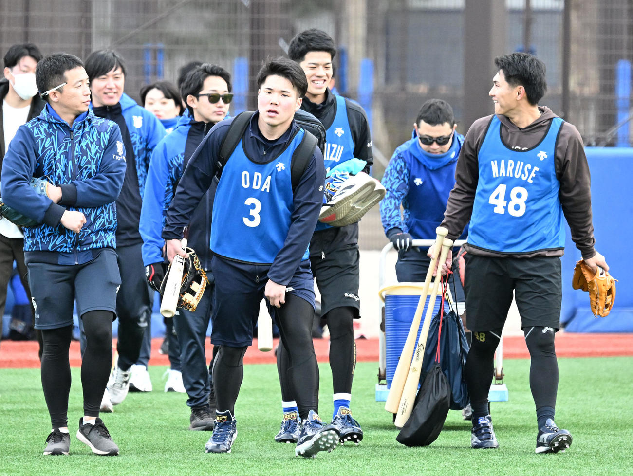 DeNAの新人合同自主トレに臨むドラフト1位の小田（手前中央）ら（撮影・千葉一成）