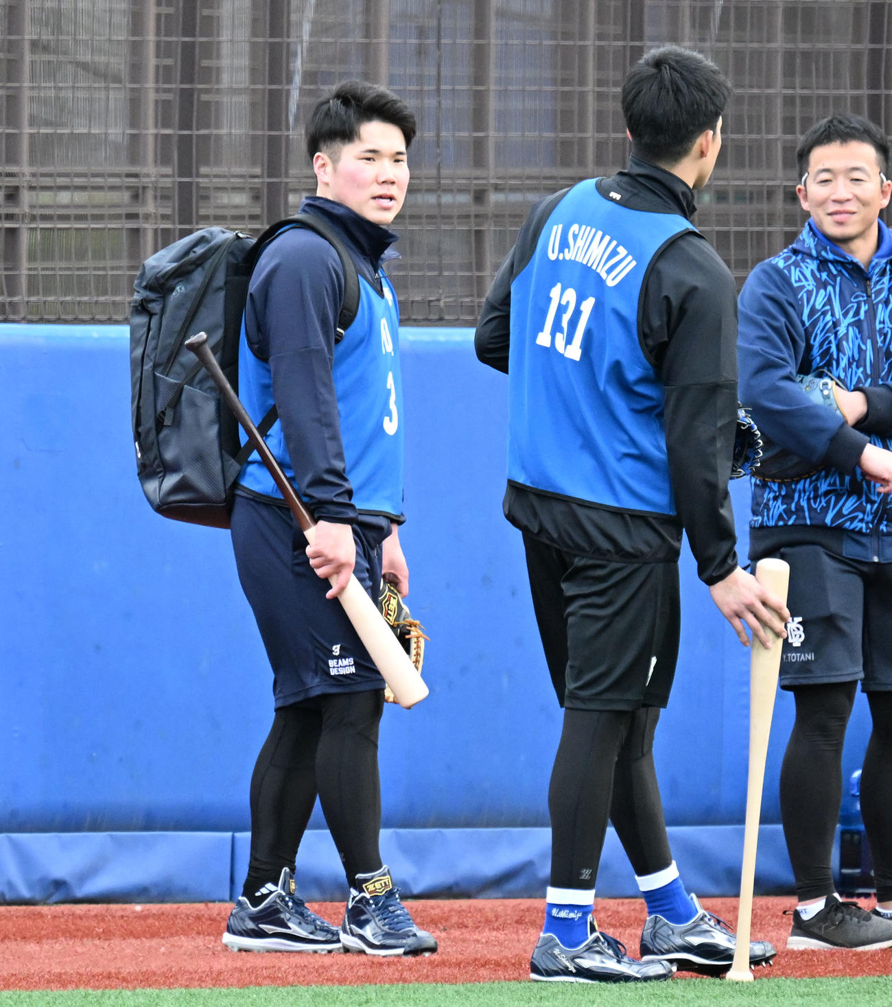 DeNAの新人合同自主トレに臨むドラフト1位の小田（左）（撮影・千葉一成）