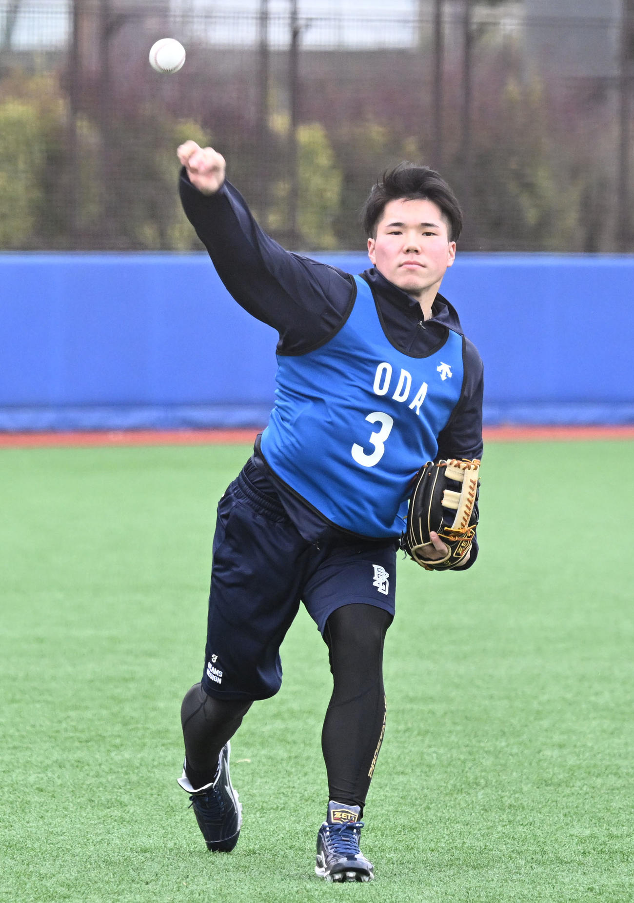 DeNAの新人合同自主トレでキャッチボールするドラフト1位の小田（撮影・千葉一成）