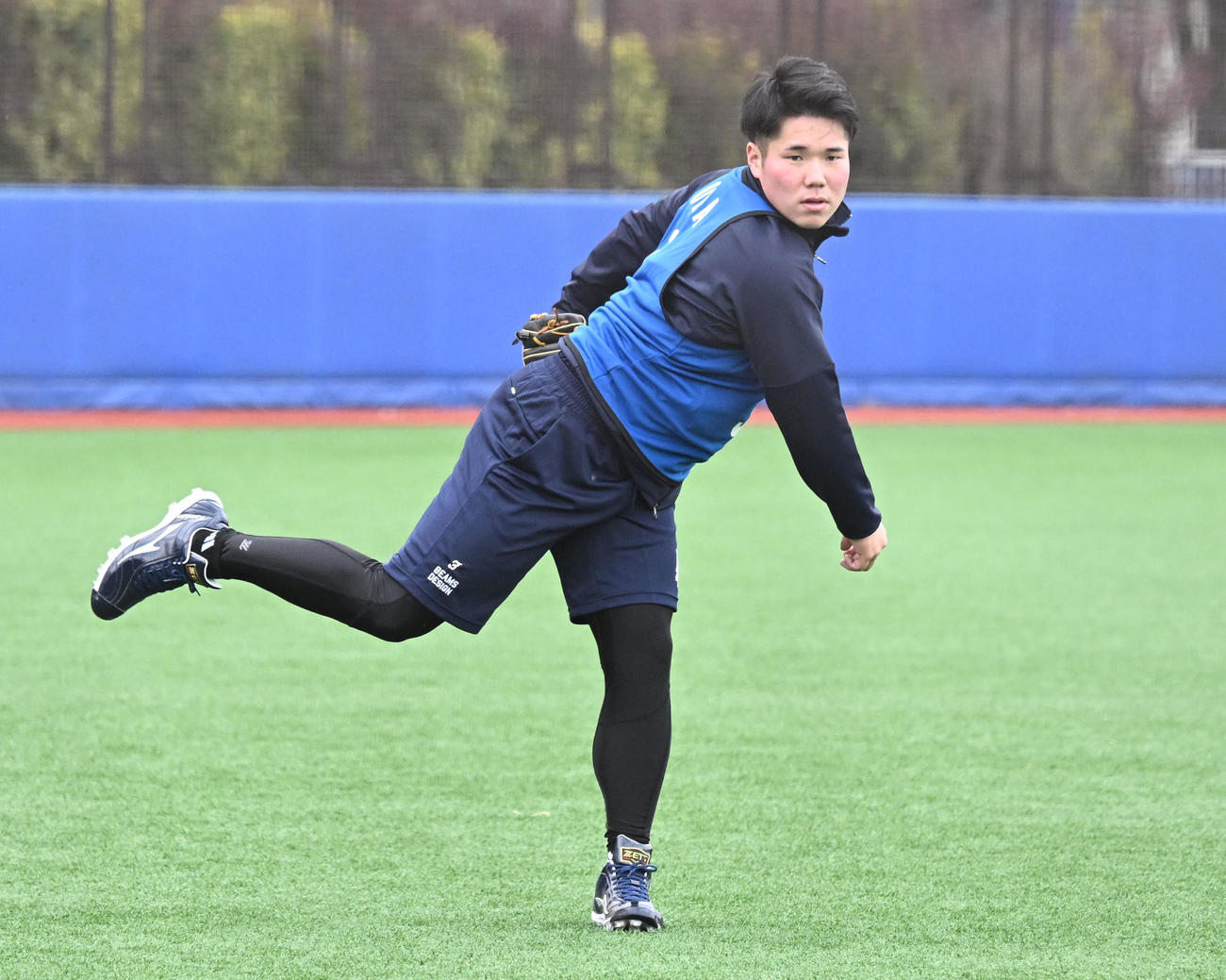 DeNAの新人合同自主トレでキャッチボールするドラフト1位の小田（撮影・千葉一成）