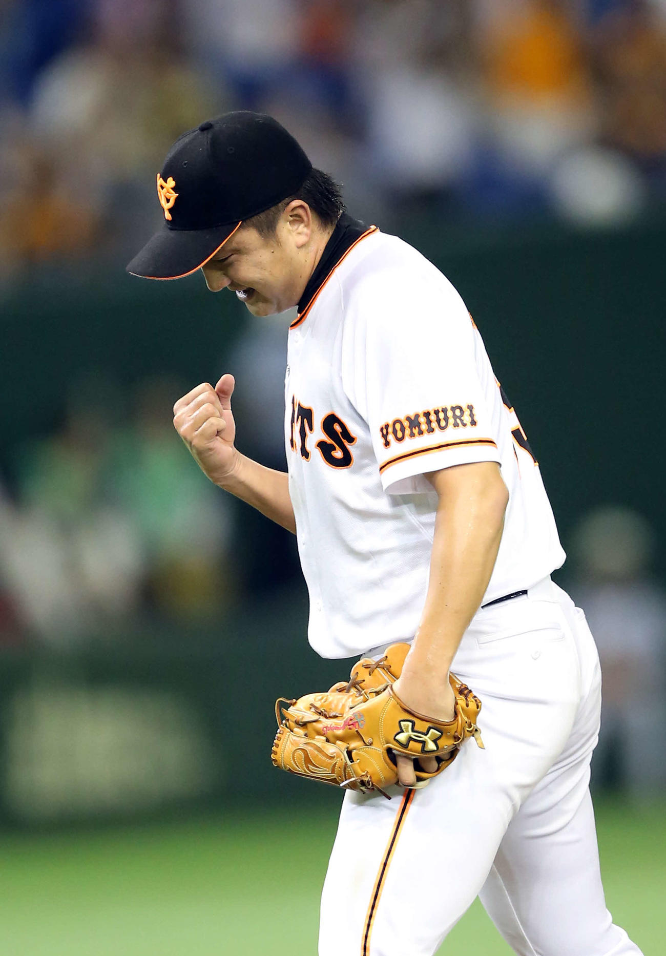 巨人対ヤクルト　9回表ヤクルト2死一塁、山田を三振に仕留めガッツポーズを見せる沢村（2015年7月7日撮影）
