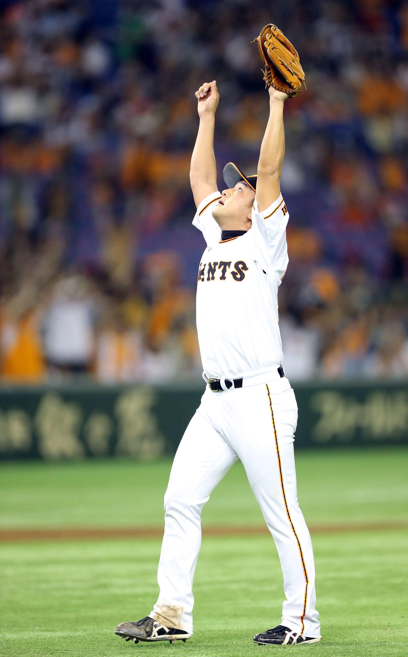 巨人対ヤクルト　9回表ヤクルト2死一塁、山田を三振に仕留めバンザイする沢村（2015年7月7日撮影）