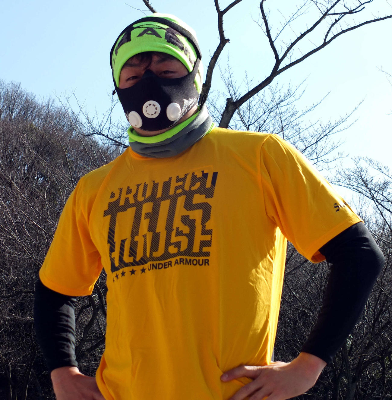 低酸素状態でトレーニングするための特殊マスクで練習する巨人沢村（2014年1月撮影）