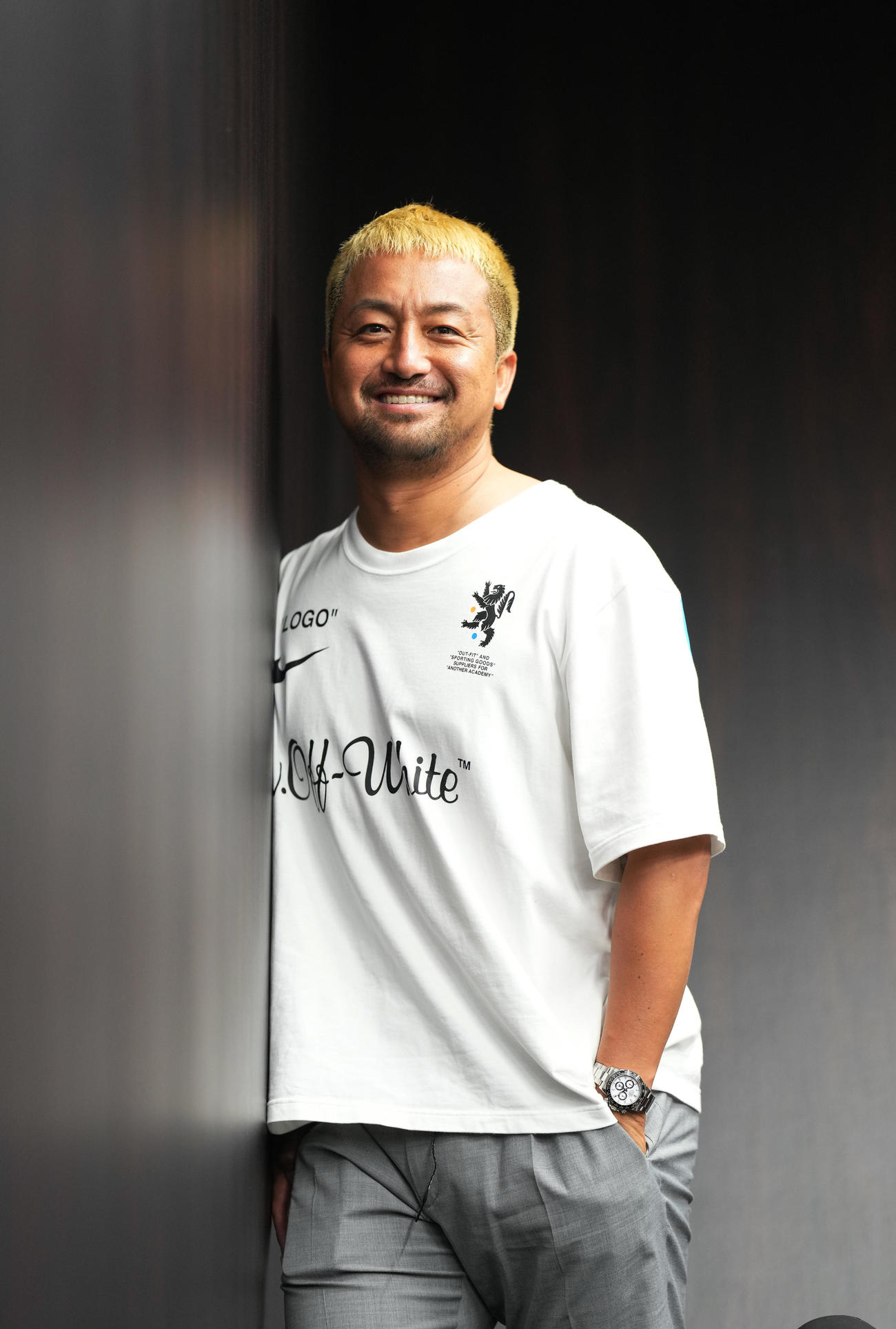 笑顔でポーズをとるロッテ沢村（2023年6月撮影）