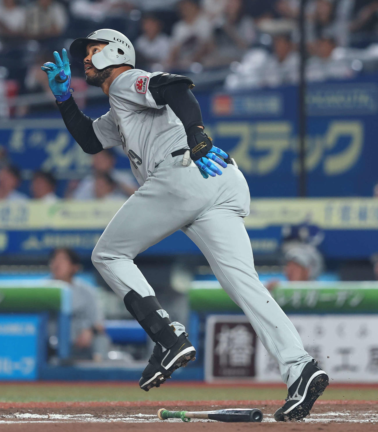 25年9月4日のロッテ対日本ハム　8回裏ロッテ無死一塁、左越え2点本塁打を放つアセベド（撮影・河田真司）
