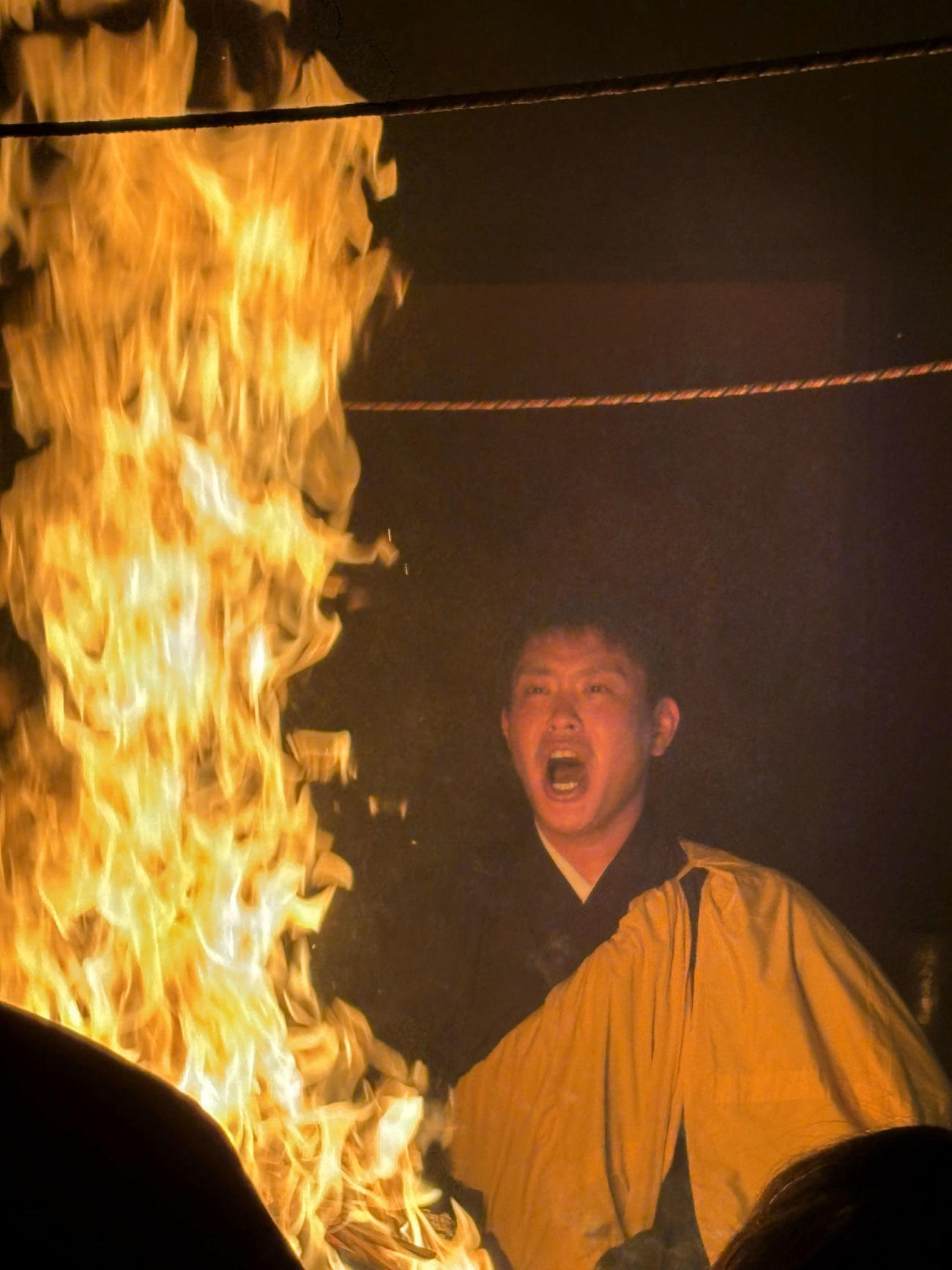 護摩行を行う広島堂林翔太内野手（撮影・前原淳）＝2025年1月9日、鹿児島県平川町・最福寺