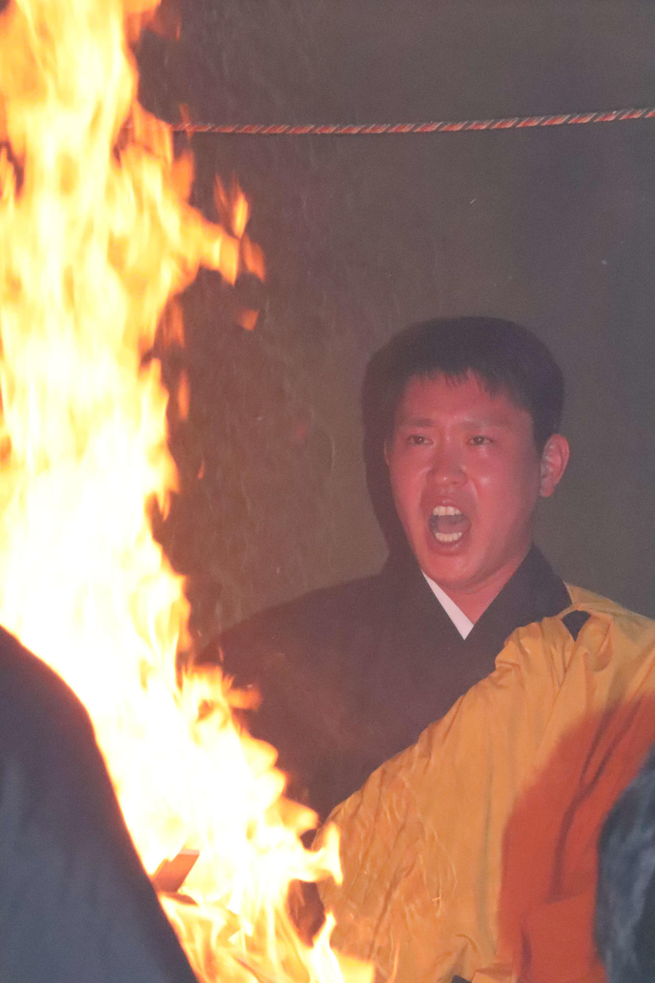 護摩行を行う広島堂林翔太内野手（撮影・前原淳）＝2025年1月9日、鹿児島県平川町・最福寺