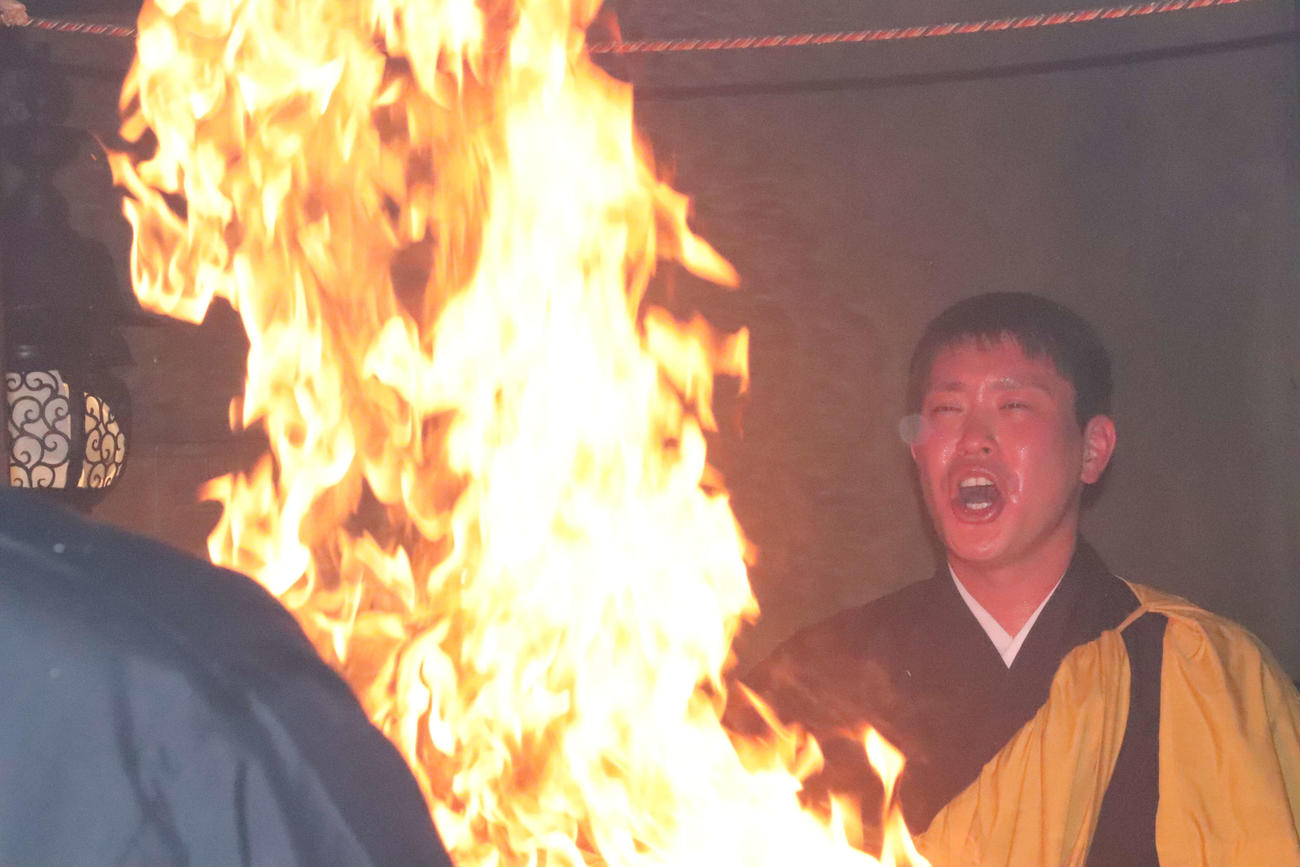 護摩行を行う広島堂林翔太内野手（撮影・前原淳）＝2025年1月9日、鹿児島県平川町・最福寺