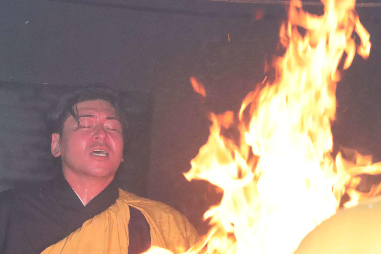 護摩行を行う広島会沢翼捕手（撮影・前原淳）＝2025年1月9日、鹿児島県平川町・最福寺