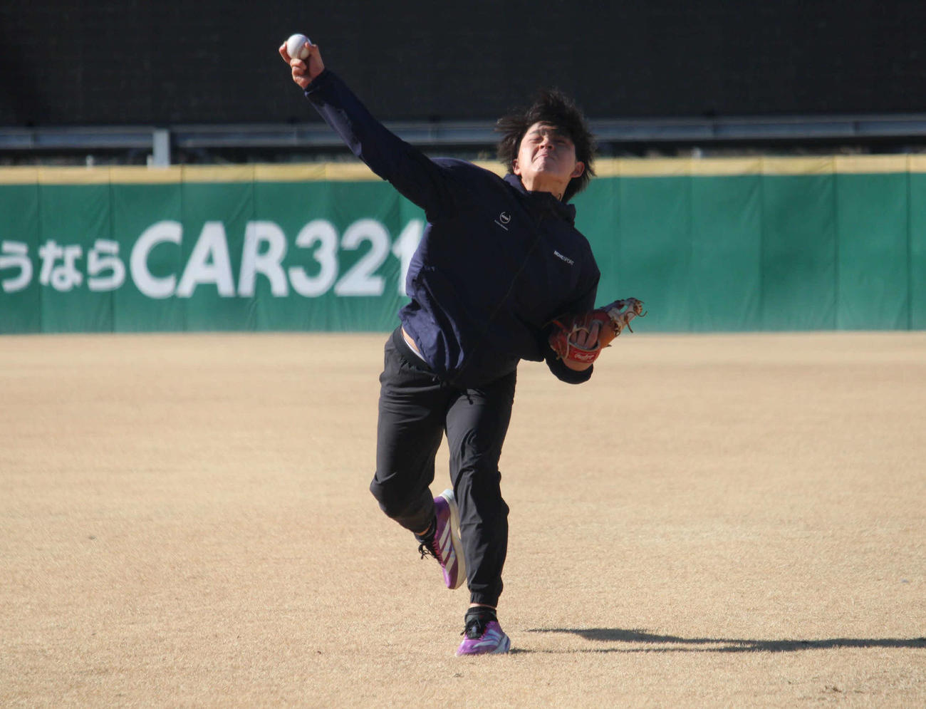 自主トレで強く投げ込む西武三浦（撮影・金子真仁）