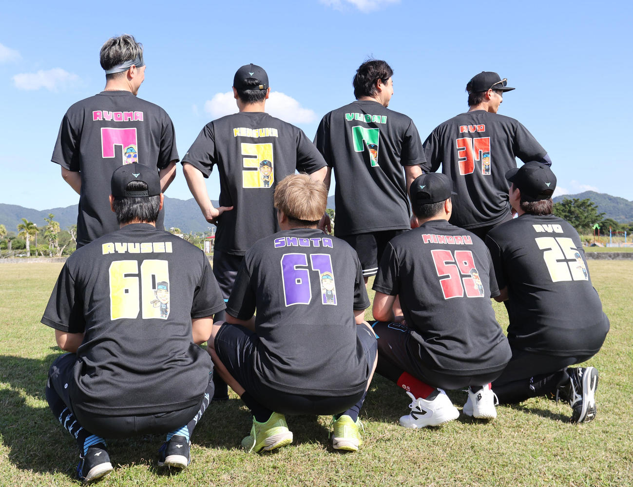 自主トレを公開したチーム天城（前列左から武岡、平沼、大盛、渡辺、後列左から西川、近藤、藤岡、石川）（撮影・梅根麻紀）