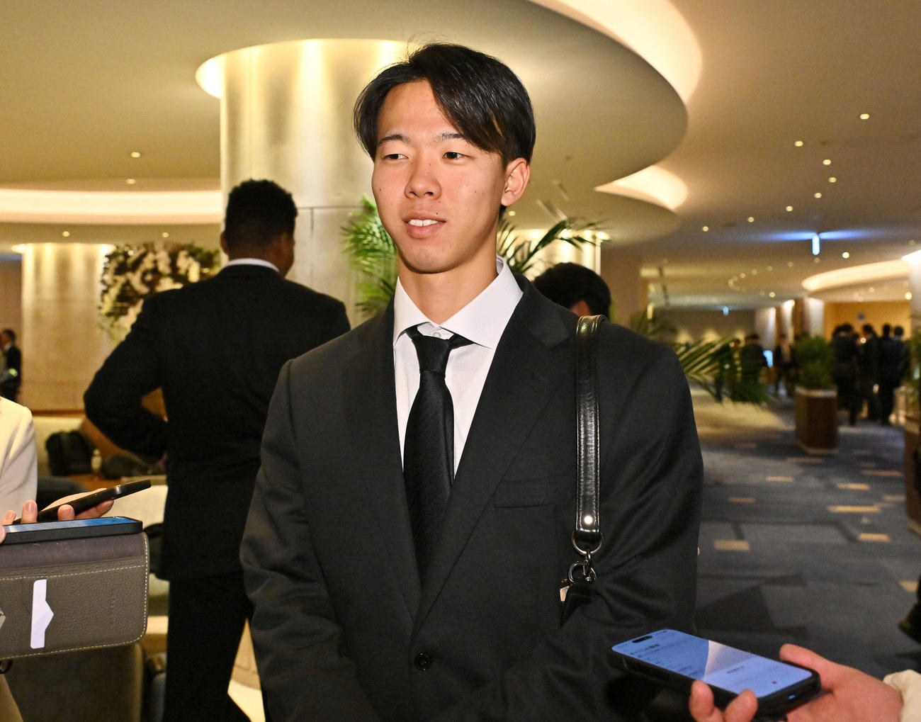新人選手研修会終え取材に応じる日本ハムドラフト1位の大川（撮影・滝沢徹郎）