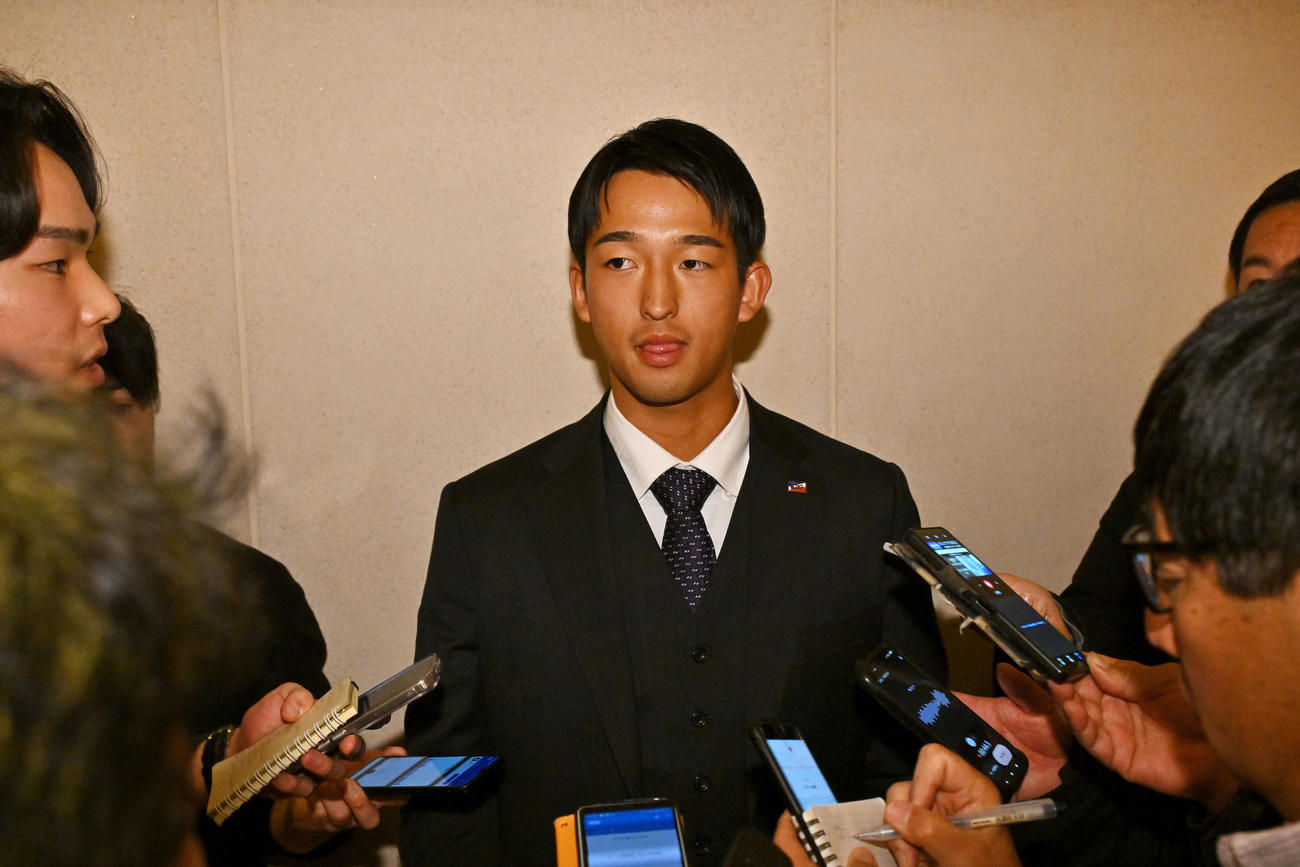 新人選手研修会終え取材に応じるヤクルトドラフト1位の松下（撮影・滝沢徹郎）
