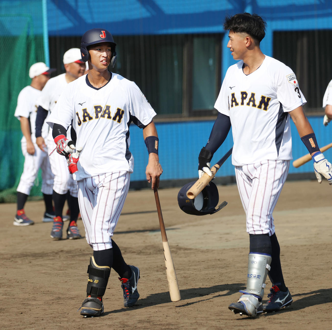 2025年6月、侍ジャパン大学代表直前合宿でフリー打撃の後、言葉を交わす法大・松下（左）と創価大・立石