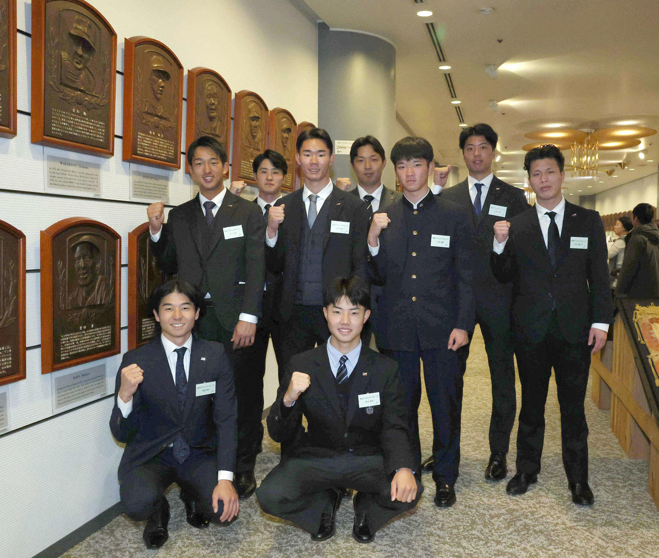 野球殿堂博物館を見学したヤクルトの新人選手ら。前列左から増居、鈴木、後列左から松下、石井、松川、飯田、小宮、山崎、松本（代表撮影）