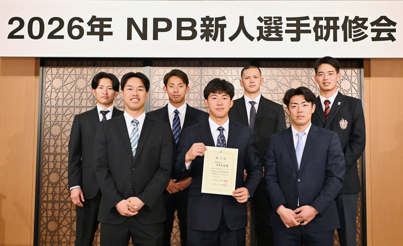 新人選手研修会終え記念撮影する阪神ドラフト1位の立石（前列中央）ら。前列左からドラフト3位の岡城、1人おいてドラフト2位の谷端。後列左から育成2位の山崎、育成1位の神宮、ドラフト5位の能登、ドラフト4位の早瀬（撮影・滝沢徹郎）