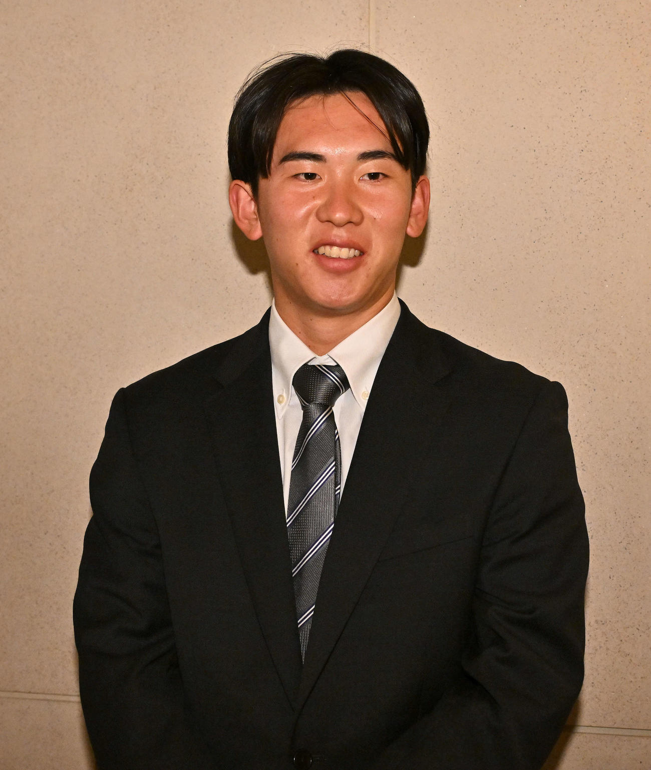 新人選手研修会を終え取材に応じる西武ドラフト1位の小島（撮影・滝沢徹郎）