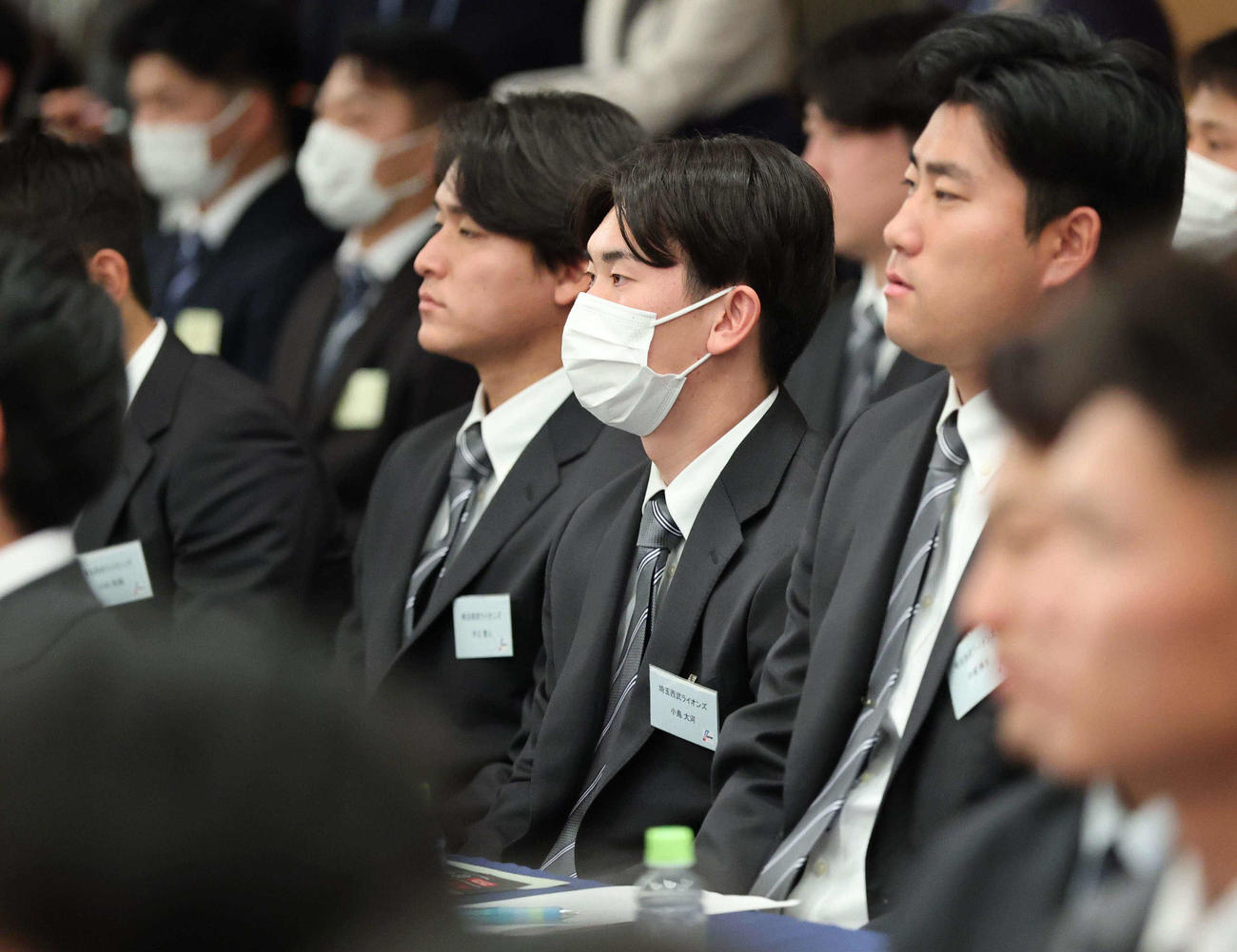研修会に出席した西武の小島（右から2人目）ら新人選手（代表撮影）
