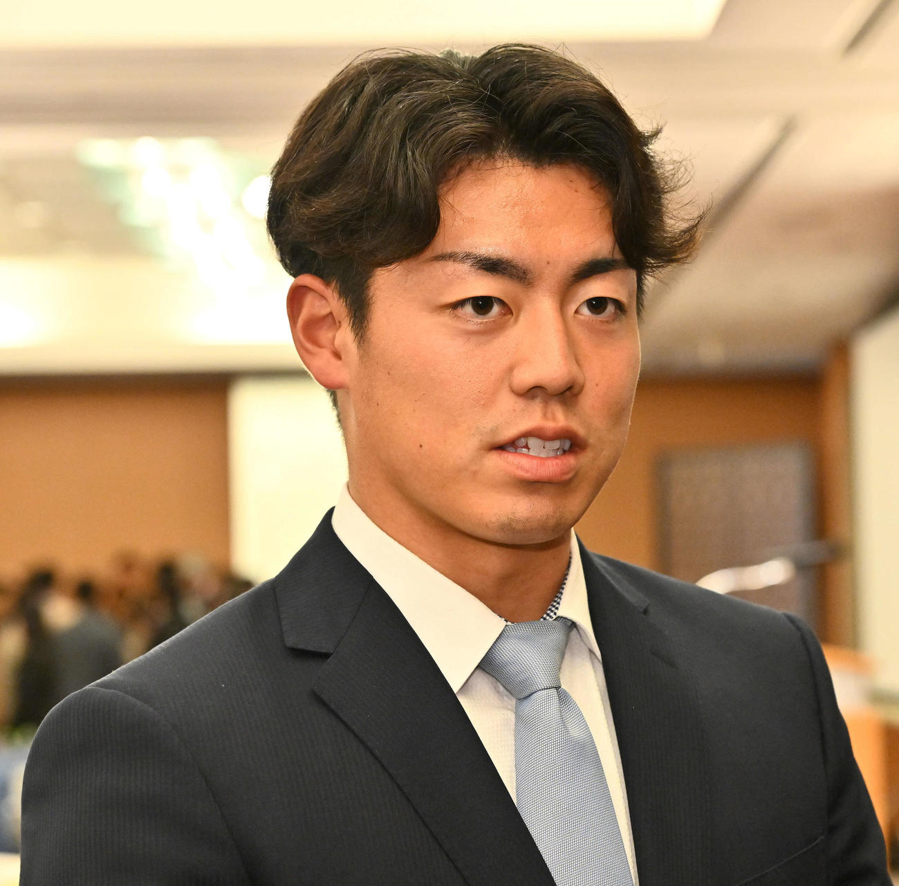 新人選手研修会終え取材に応じる阪神ドラフト2位の谷端（撮影・滝沢徹郎）