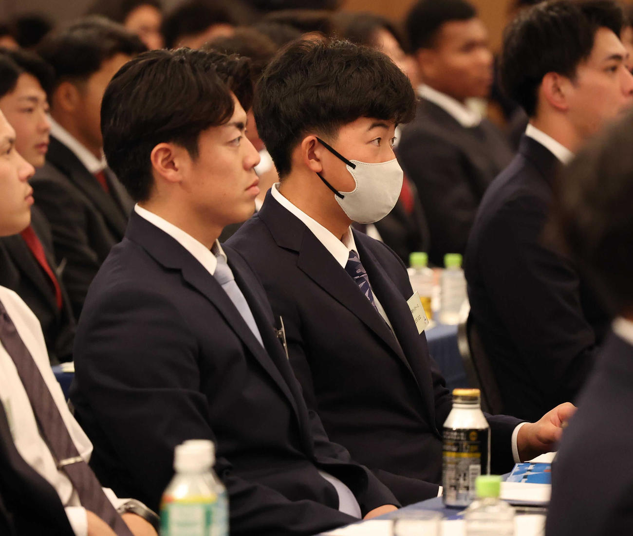 NPB新人選手研修会で能見氏の講義を聞く阪神立石（中央右）と谷端（同左）（代表撮影）
