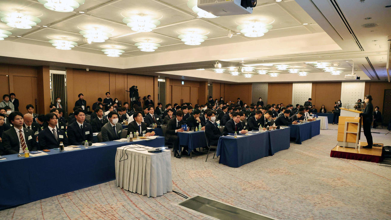 研修を受ける新人選手たち（代表撮影）