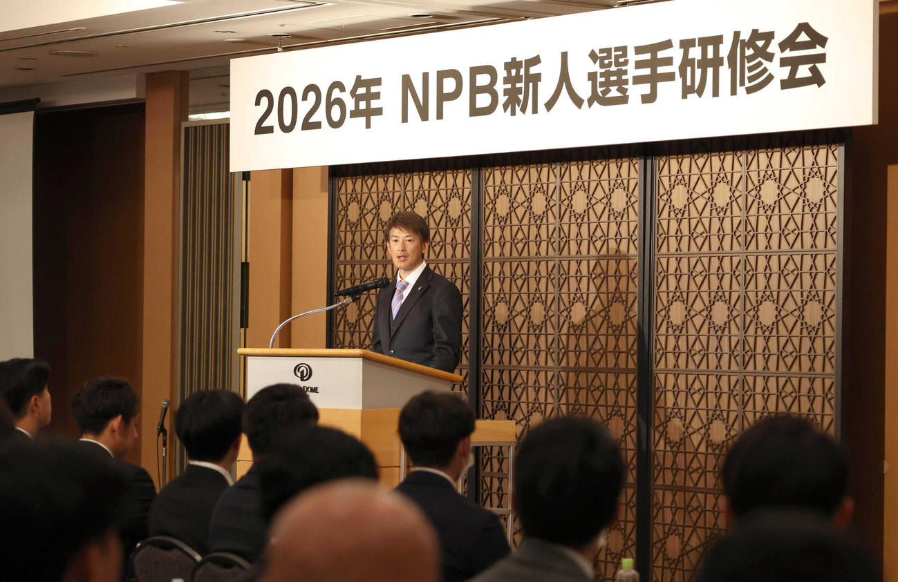 NPB新人選手研修会で講義する能見氏（代表撮影）
