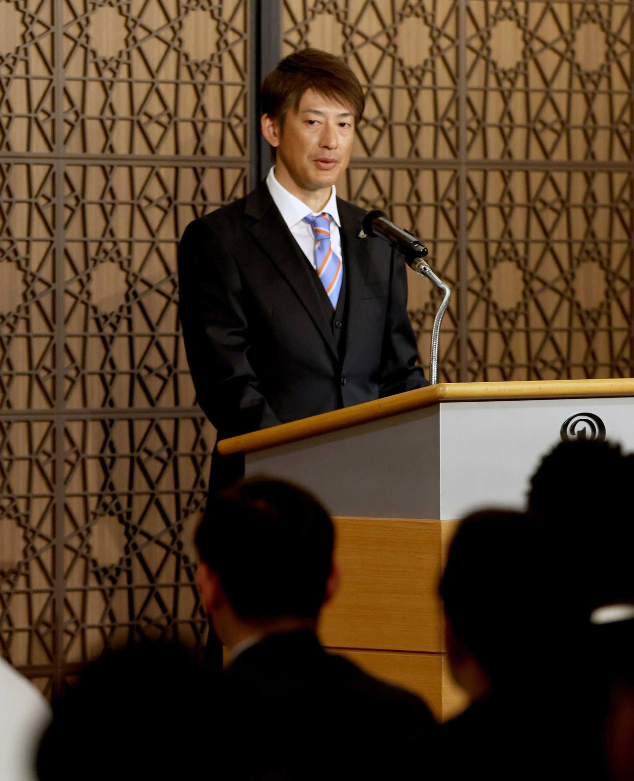 NPB新人選手研修会で講義する能見氏（代表撮影）