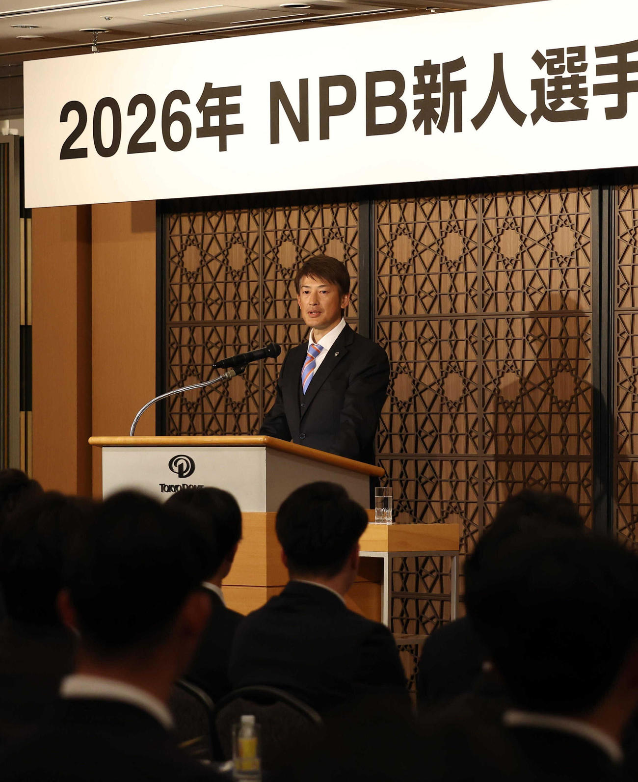 NPB新人選手研修会で講義する能見氏（代表撮影）