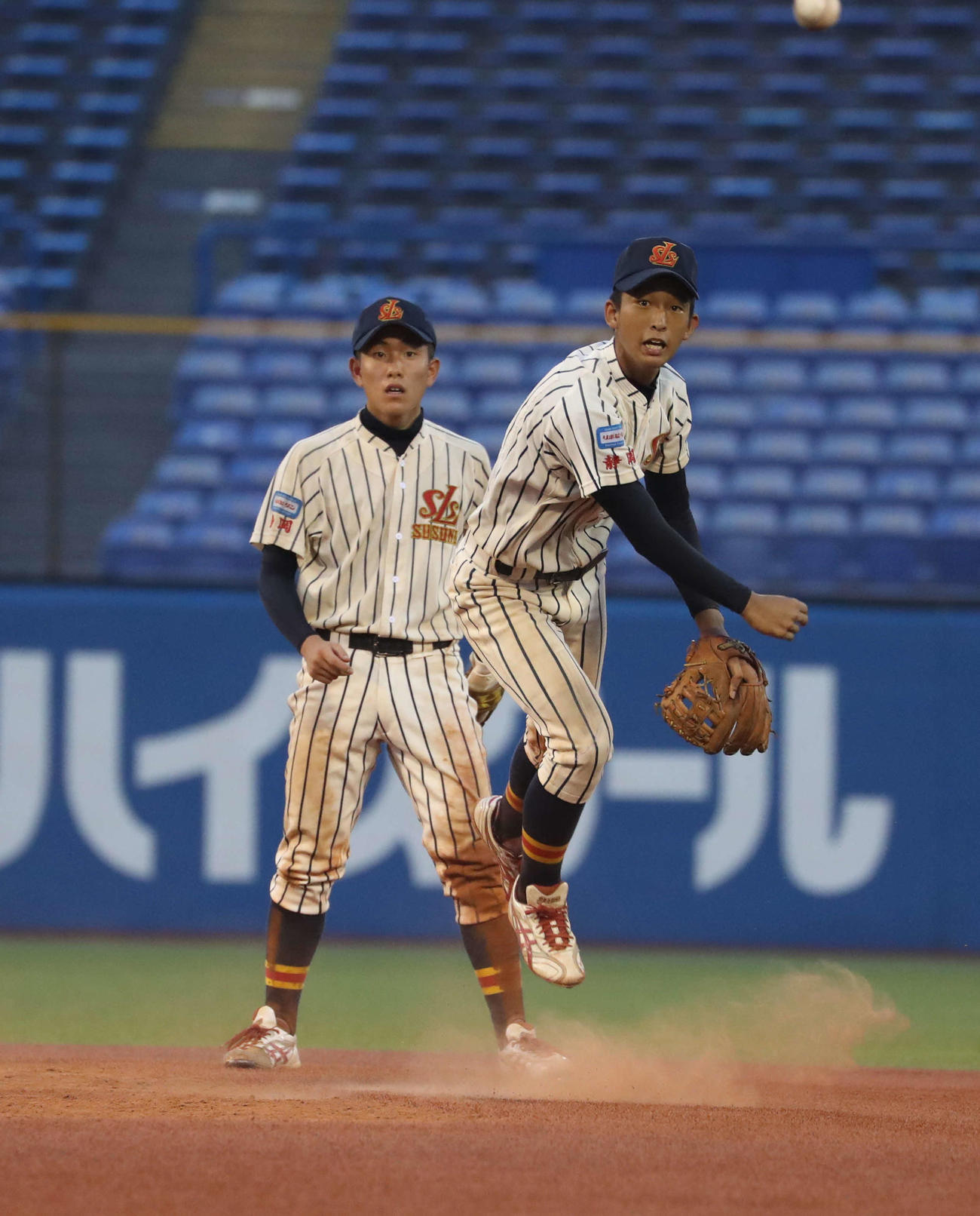 2018年8月3日日本選手権準々決勝、静岡裾野の松下（右）はジャンピングスローで併殺を完成させた。左の木本と鉄壁を誇った