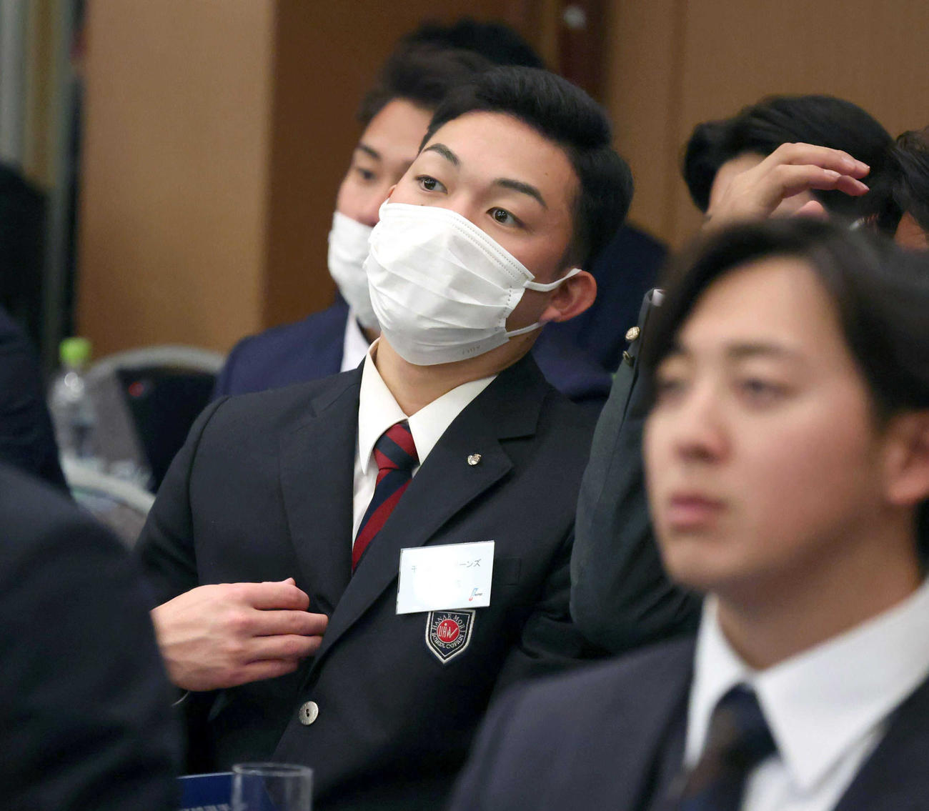 NPB新人選手研修会で講義を受けるロッテ石垣元（代表撮影）