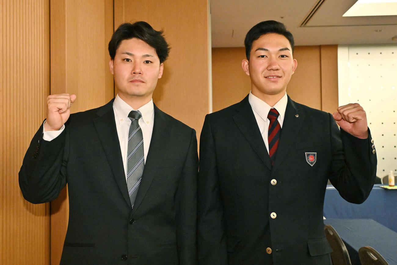 新人選手研修会終え記念撮影する登別出身のロッテドラフト1位の石垣元（右）と西武ドラフト3位の秋山（撮影・滝沢徹郎）