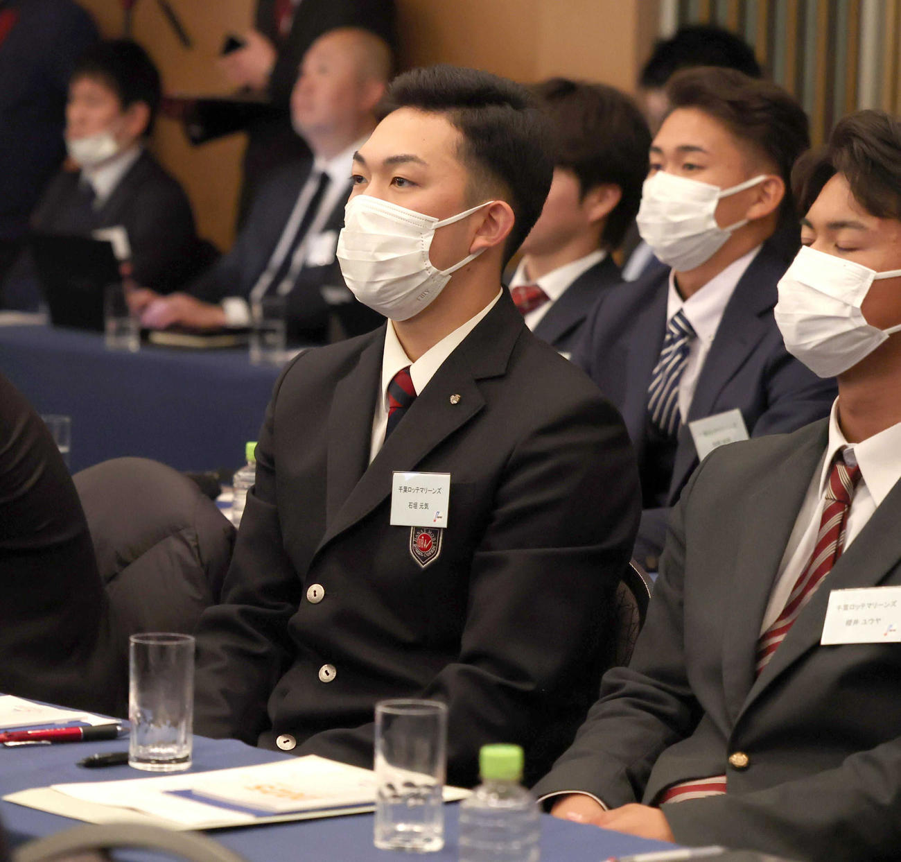 NPB新人選手研修会で講義を受けるロッテ石垣元（代表撮影）