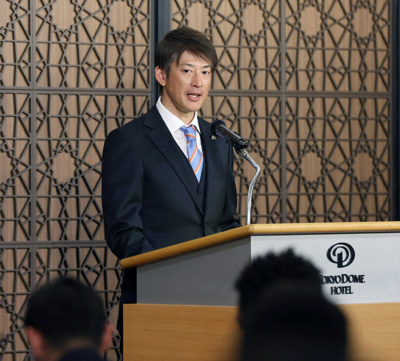 NPB新人選手研修会で講義する能見氏（代表撮影）