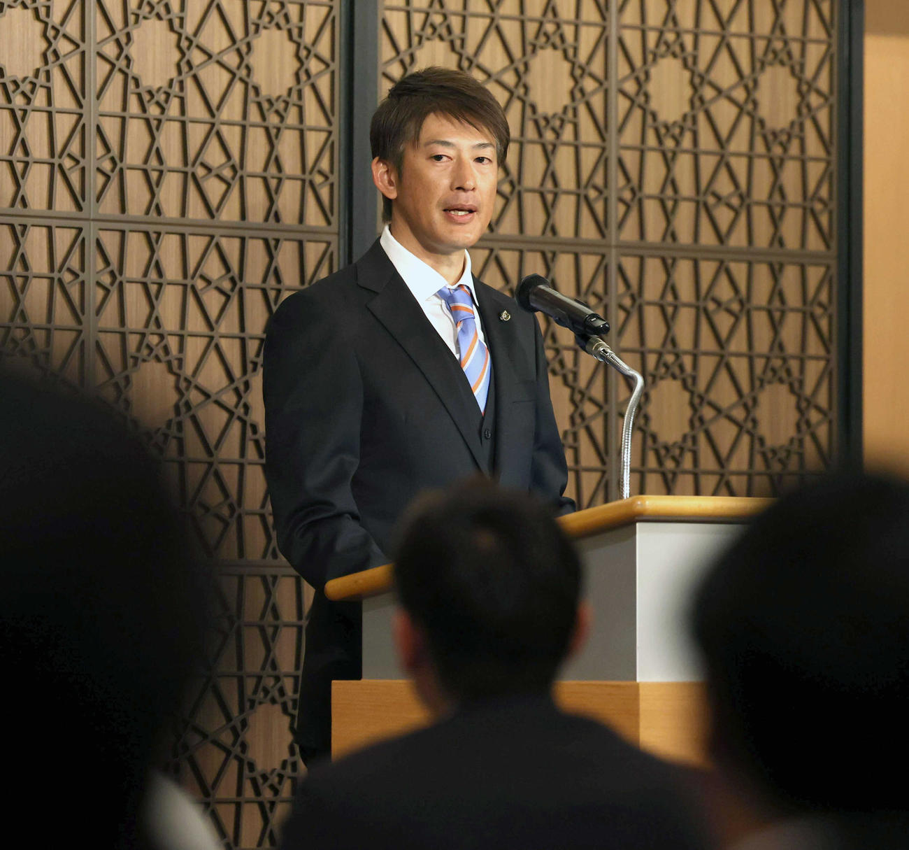NPB新人選手研修会で講義する能見氏（代表撮影）