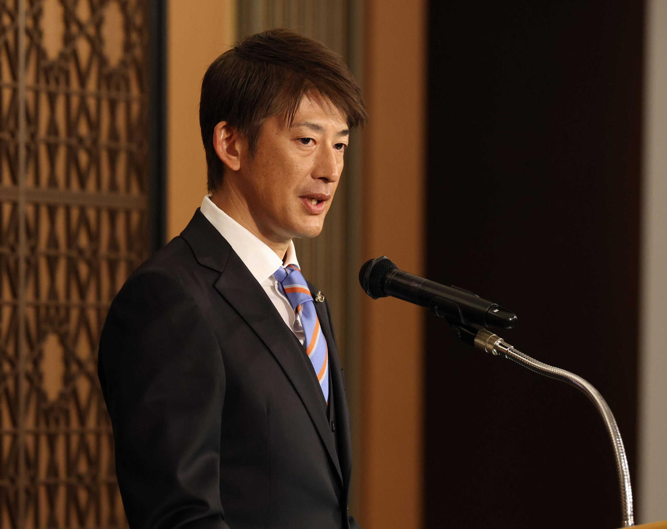 NPB新人選手研修会で講義する能見氏（代表撮影）