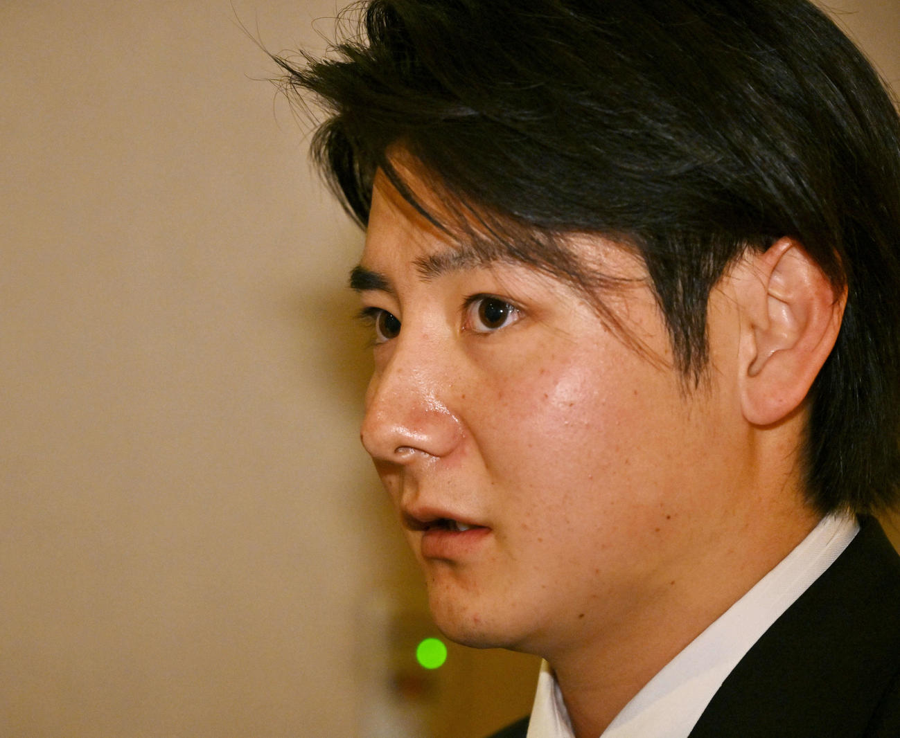 新人選手研修会終え取材に応じる巨人ドラフト1位の竹丸（撮影・滝沢徹郎）