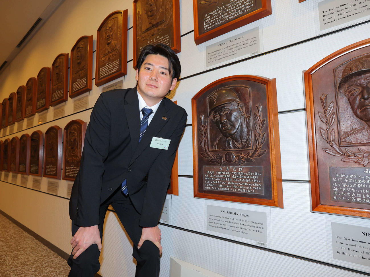 長嶋茂雄さんのレリーフの前で記念撮影をする巨人竹丸（代表撮影）