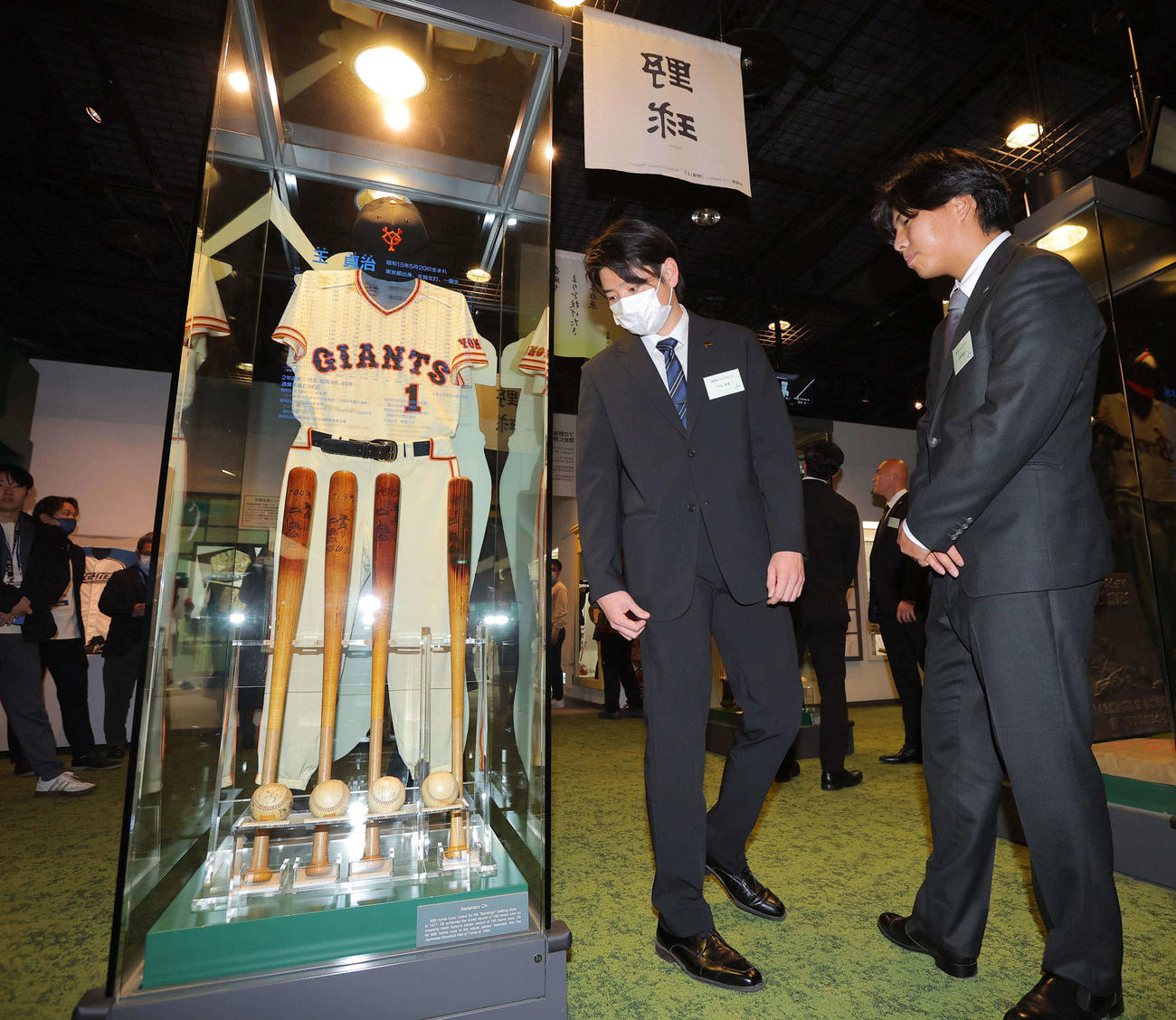 王さんの展示品を見る巨人竹丸と河野（右）（代表撮影）