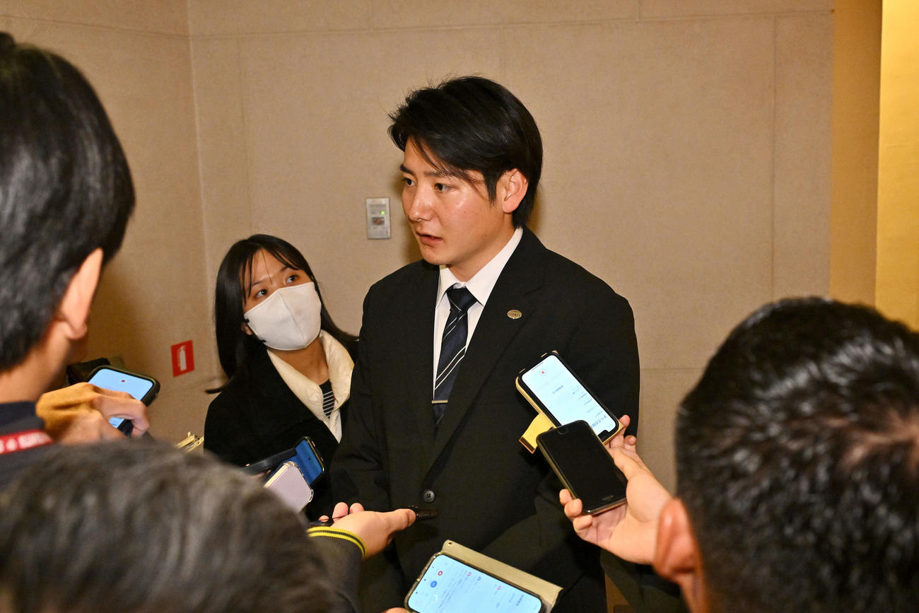 新人選手研修会終え取材に応じる巨人ドラフト1位の竹丸（撮影・滝沢徹郎）