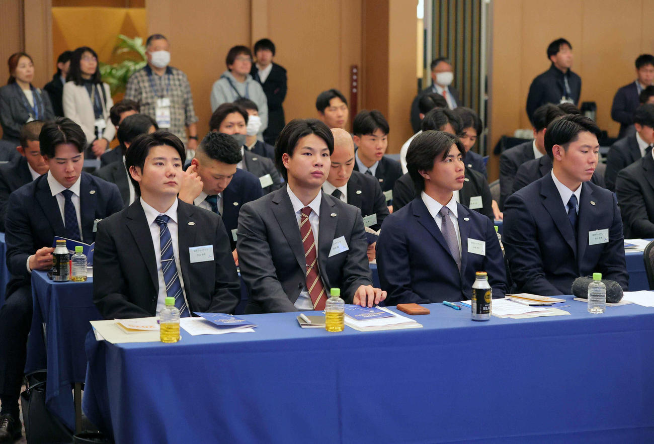 新人研修会に出席する、前列左から巨人竹丸、田和、山城、皆川（代表撮影）