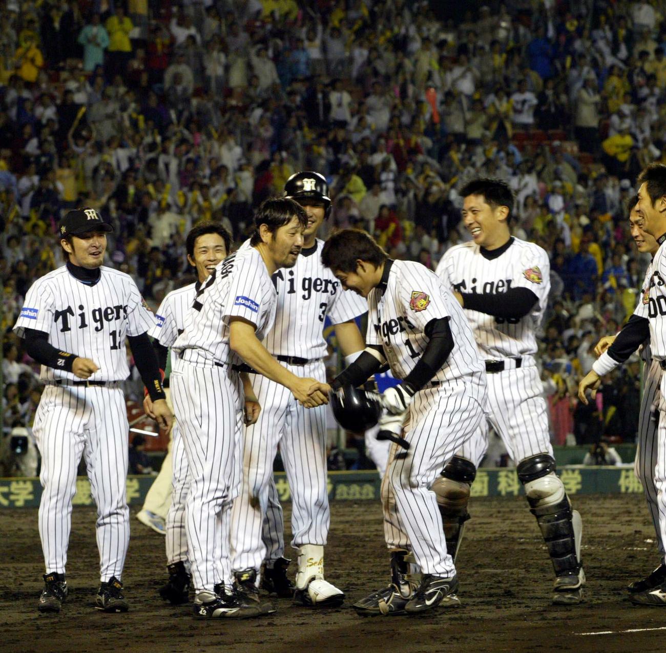 2005年10月、阪神対横浜22回戦　10回裏1死、サヨナラ本塁打の鳥谷敬（右）と握手を交わす下柳剛は、完投で15勝目を挙げた