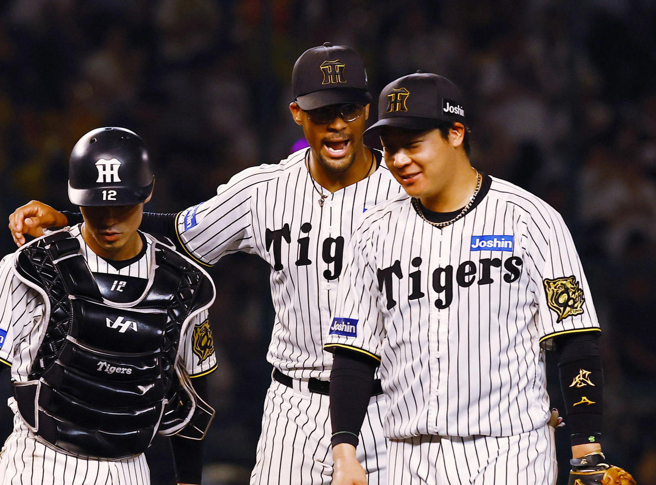 来日初完封を喜ぶ阪神デュプランティエ（中央）と大山（右）。左は坂本