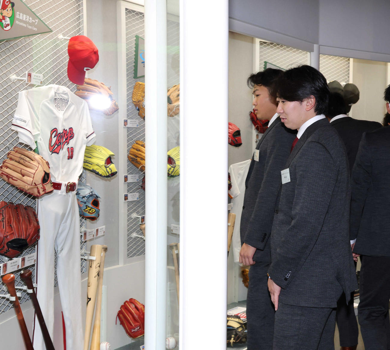 展示物を見つめる楽天伊藤樹（手前）（代表撮影）