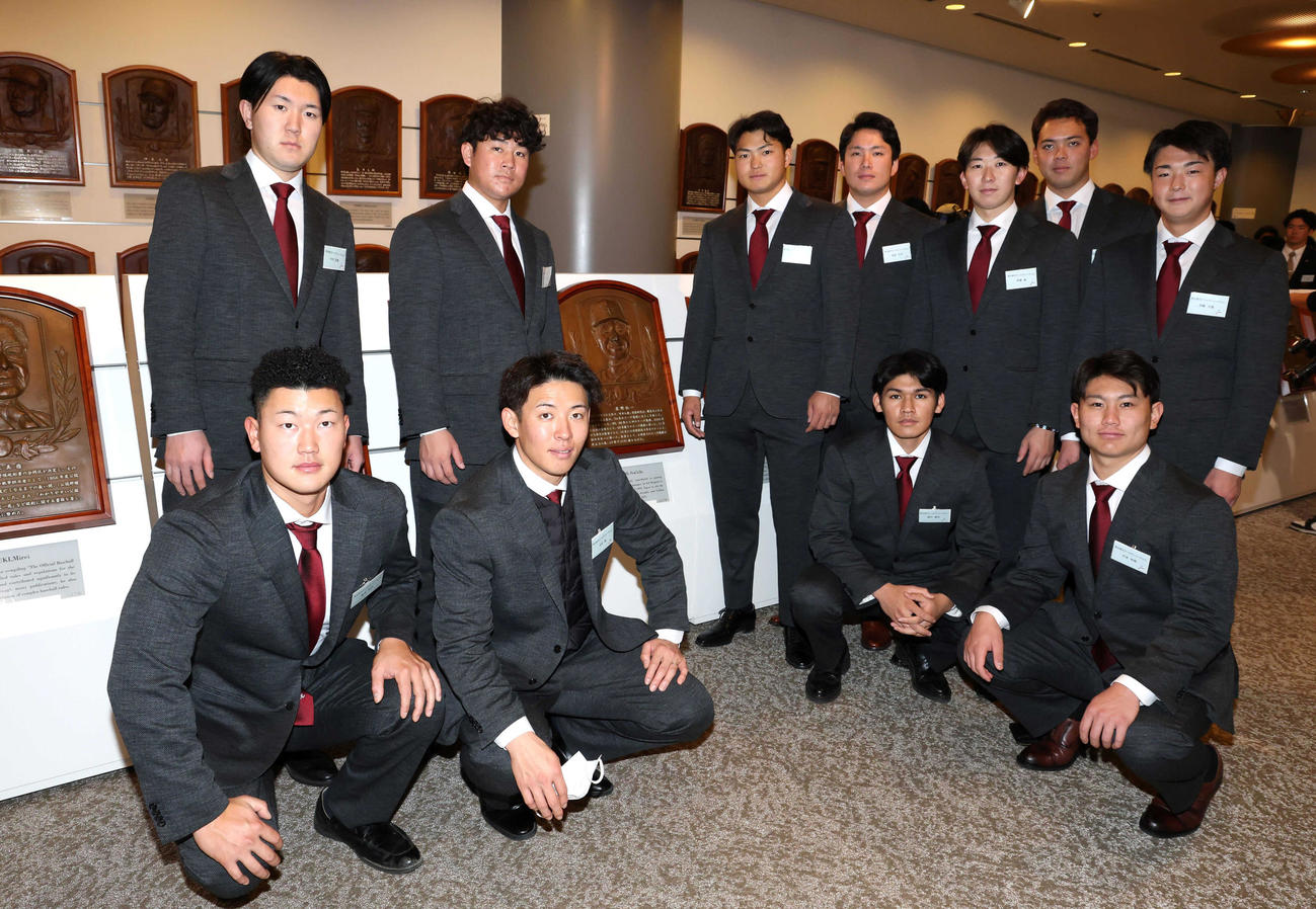 星野仙一氏のレリーフの前で記念撮影する楽天の新人選手たち。前列左から金子、九谷、幌村、大栄、後列左から中沢、繁永、阪上、島原、伊藤樹、大坪、伊藤大（代表撮影）