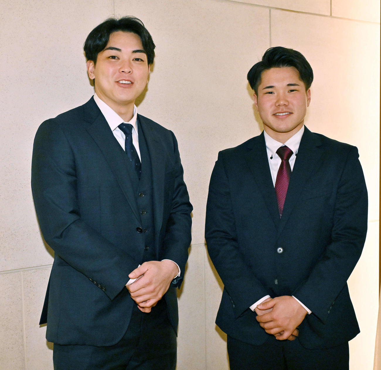 新人選手研修会終え記念撮影する青学大出身の中日ドラフト1位の中西（左）とDeNAドラフト1位の小田（撮影・滝沢徹郎）